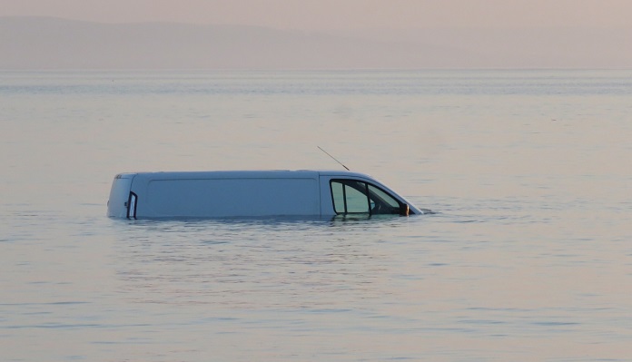 van-lost-to-sea-on-Brean-Beach-3 20.04.19.jpg